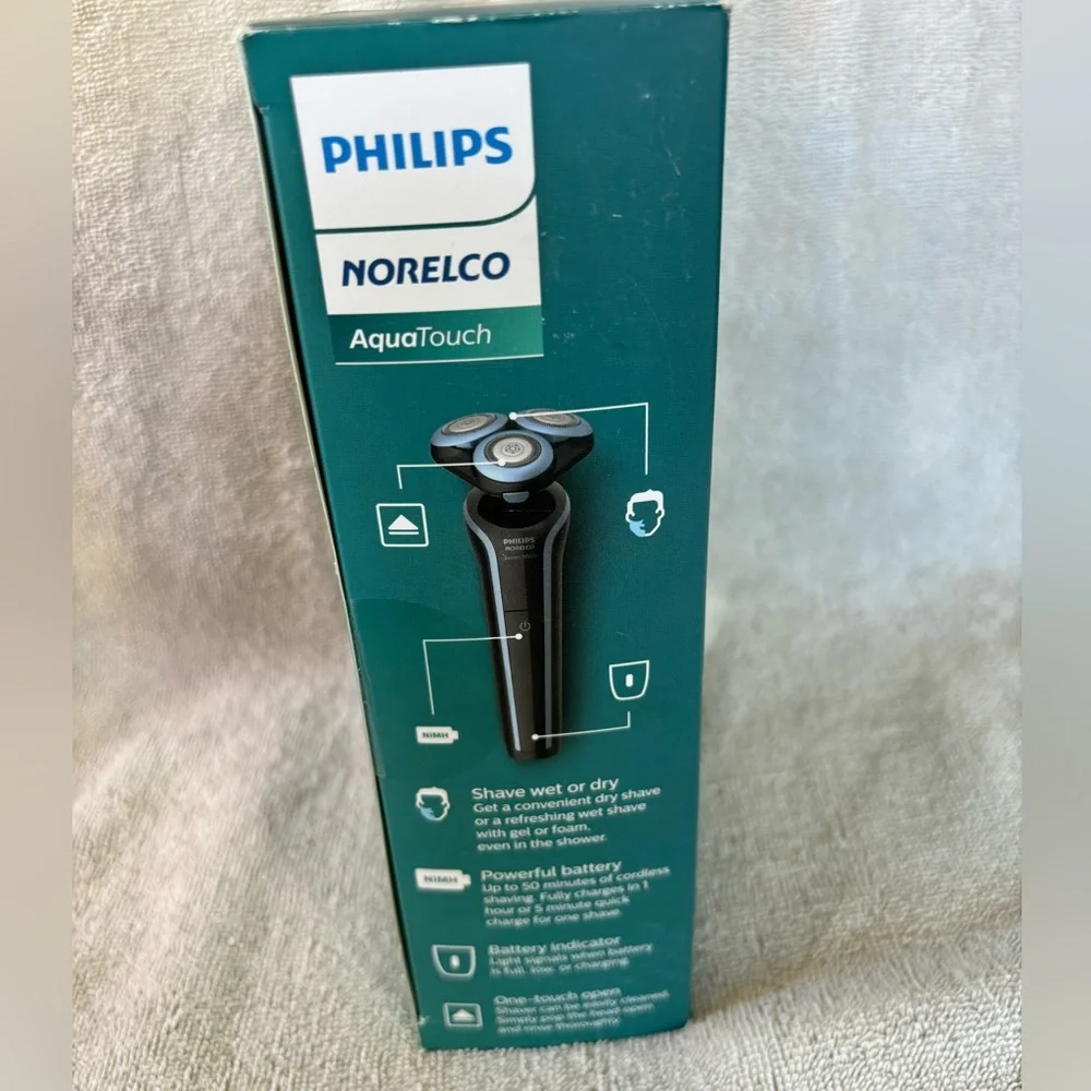 Philips Norelco Aquatouch, Rechargeable Wet & Dry Shaver with Click-On Trimmer‎